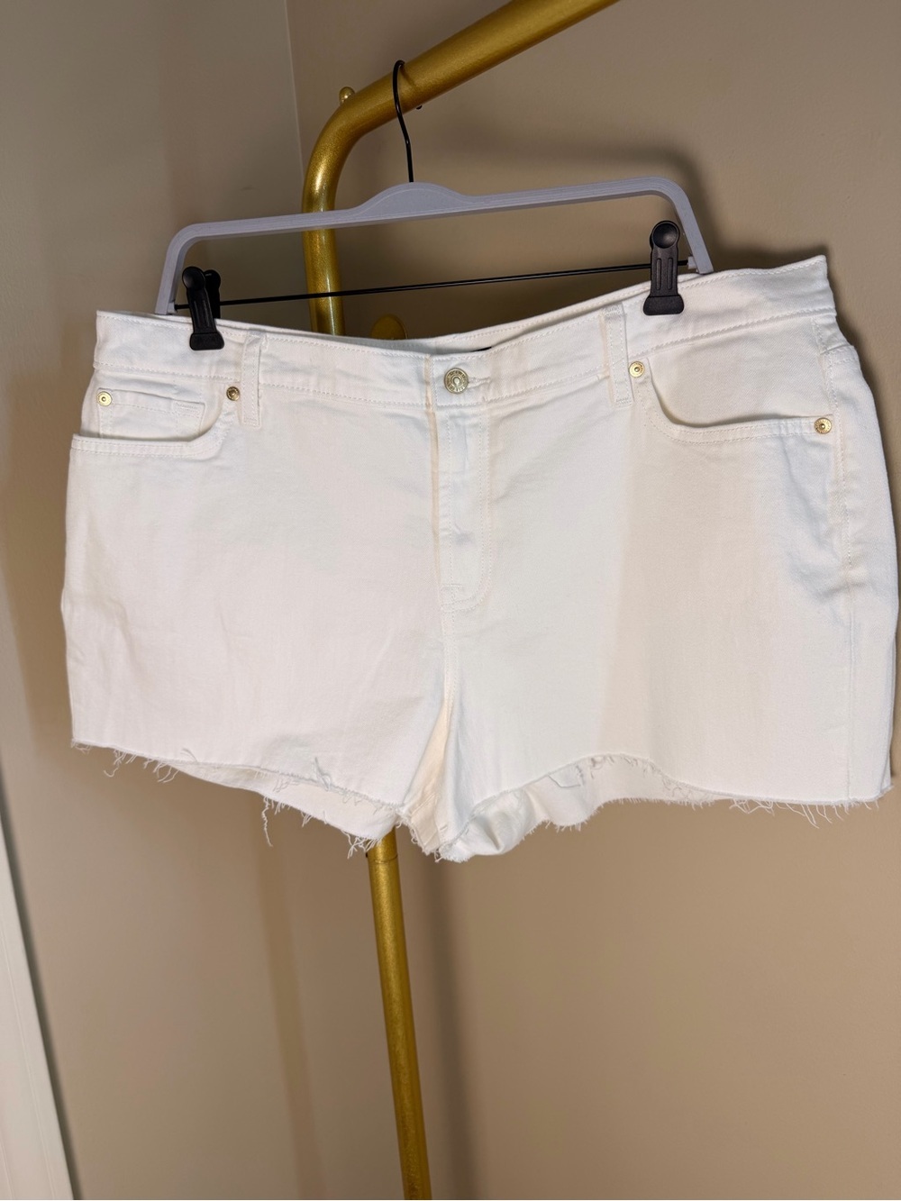 7 For All Mankind White Denim Cutoff Shorts – Size 34 🤍
